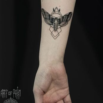 тату мотылек на предплечье