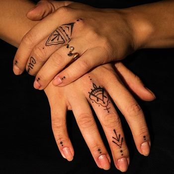 женская тату на кисти