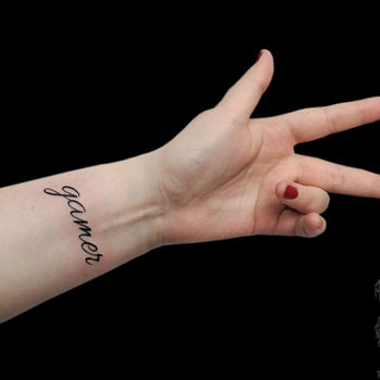 тату надпись на запястье у девушки