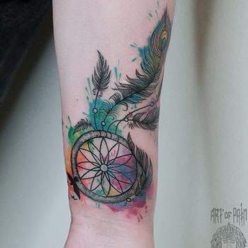 женская тату на запястье<