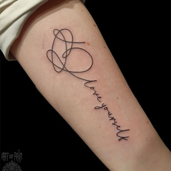 женская татуировка с надписью на руке