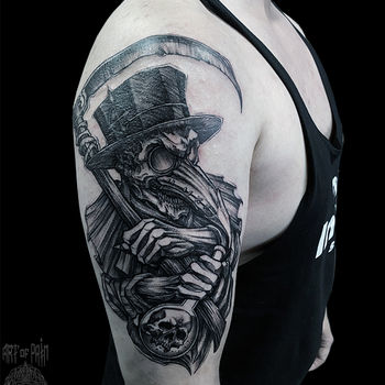 страшная тату у мужчины на плече