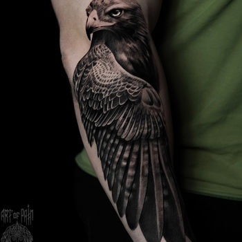 черно-белая татуировка в стиле реализм