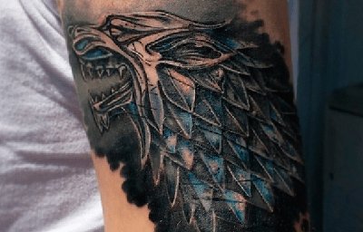 Татуировка с лютоволком – герб Старков