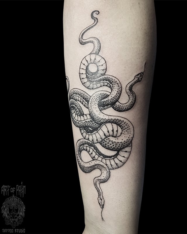 Тату-студия Art of Pain выполняет женские татуировки "Змея" в сти...