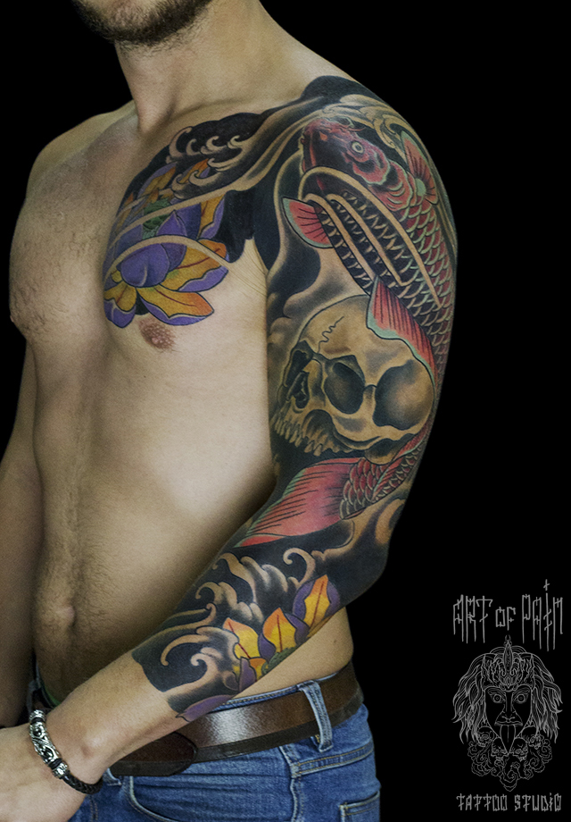 Мужская татуировка на руке и груди
