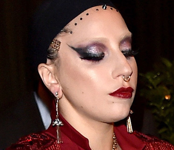 Пирсинг носа у Леди Гага