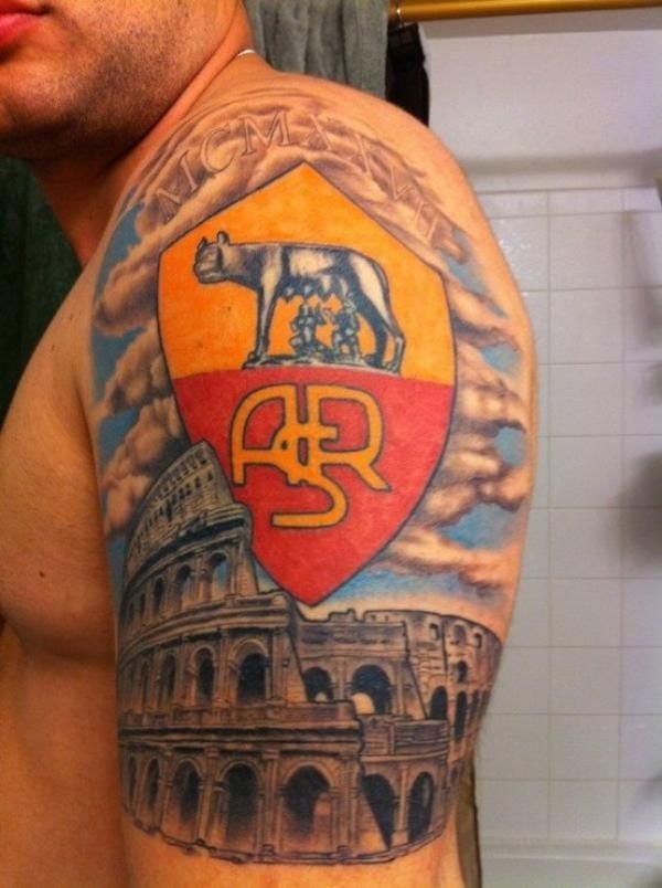 Эмблема футбольного клуба Roma на плече