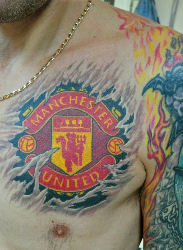 Футбольная татуировка на груди: Manchester United
