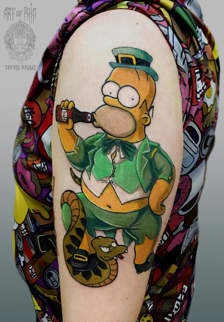 Мужская смешная татуировка «Симпсон»
