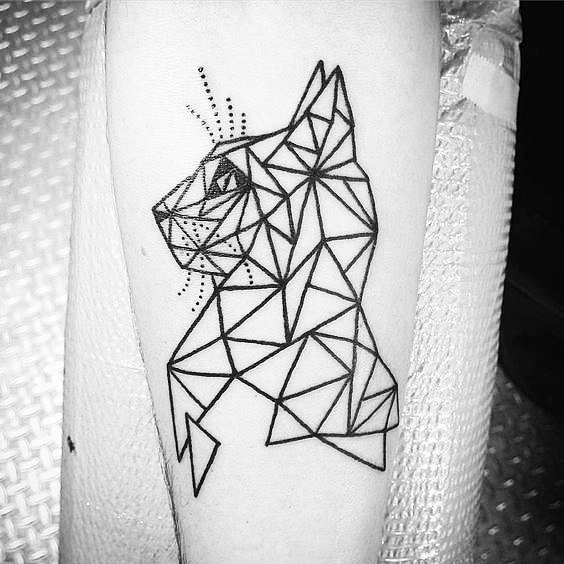 Женская тату в виде кошки в геометрическом стиле