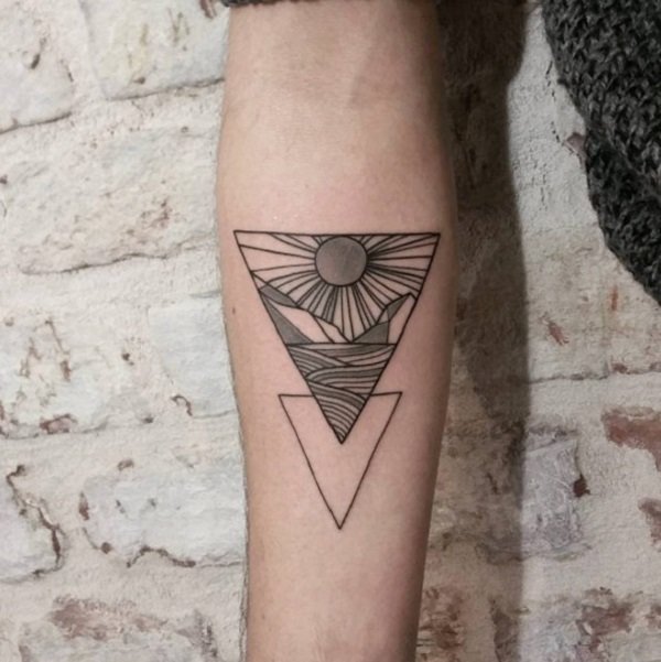 Геометрическая тату в виде треугольника