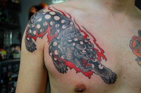 Татуировка японского льва на груди