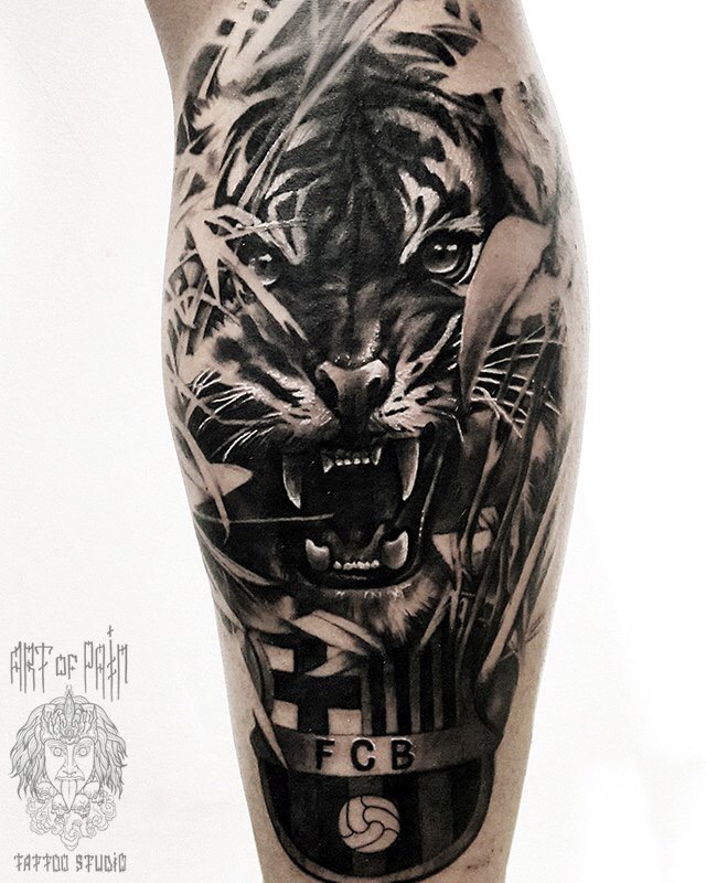 Модная татуировка для парней: тигр и символика клуба Барселона