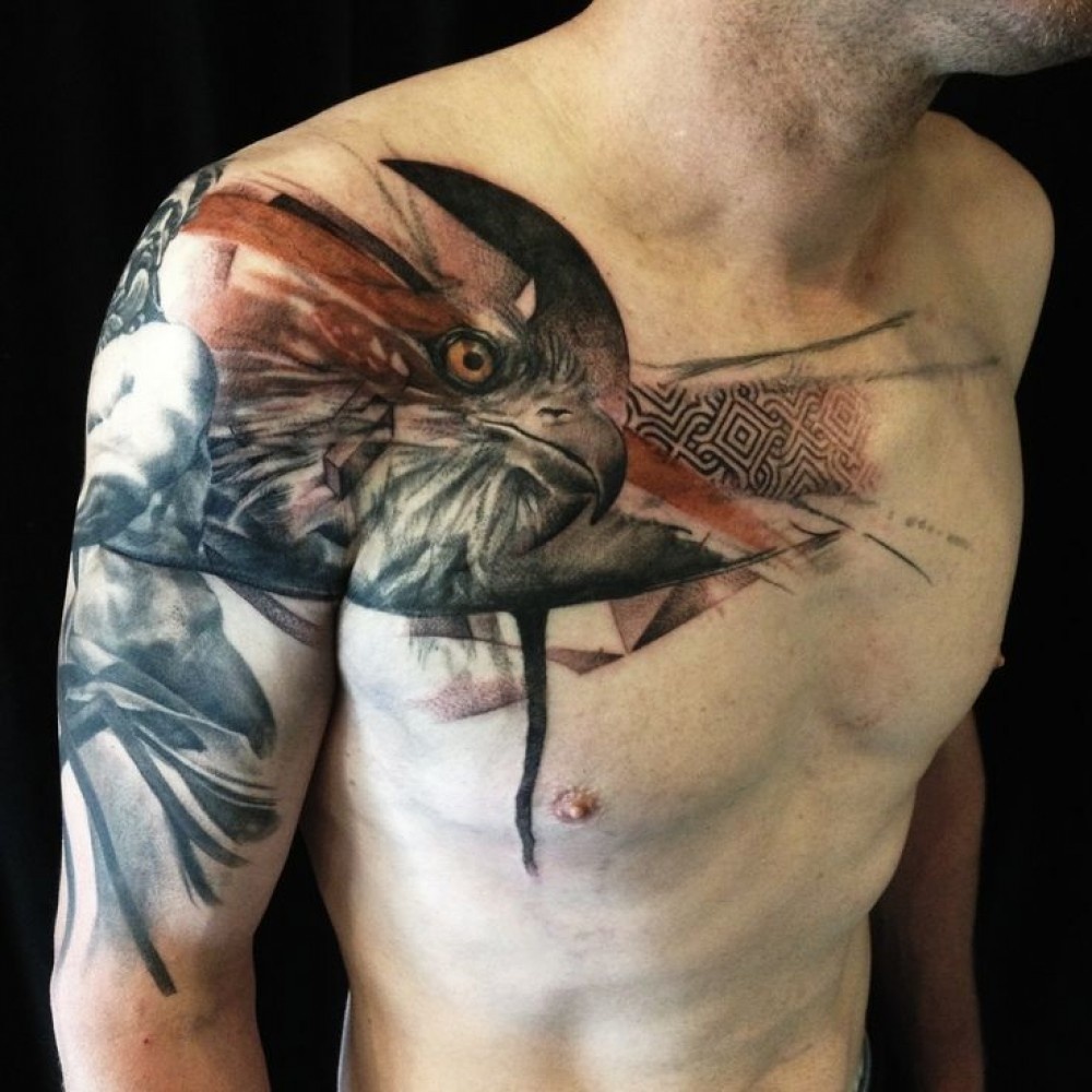 Крутая мужская татуировка: орёл и орнамент