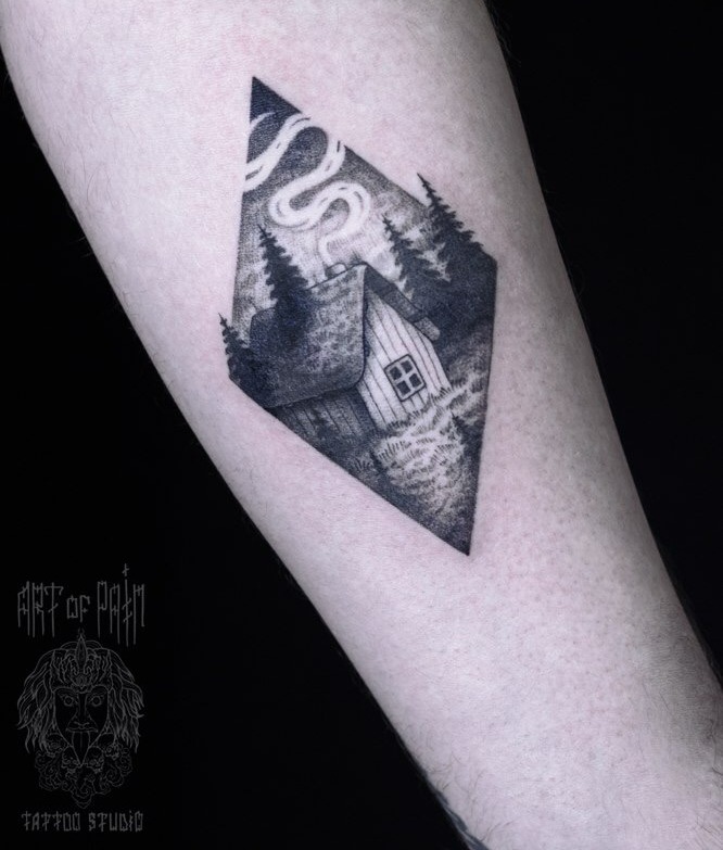 Татуировка на руке: чёрно-белый дом