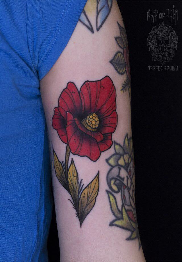 Татуировка в виде красного мака