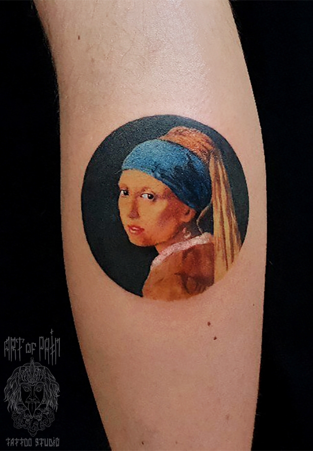 Татуировка на руке: девушка с жемчужной серёжкой