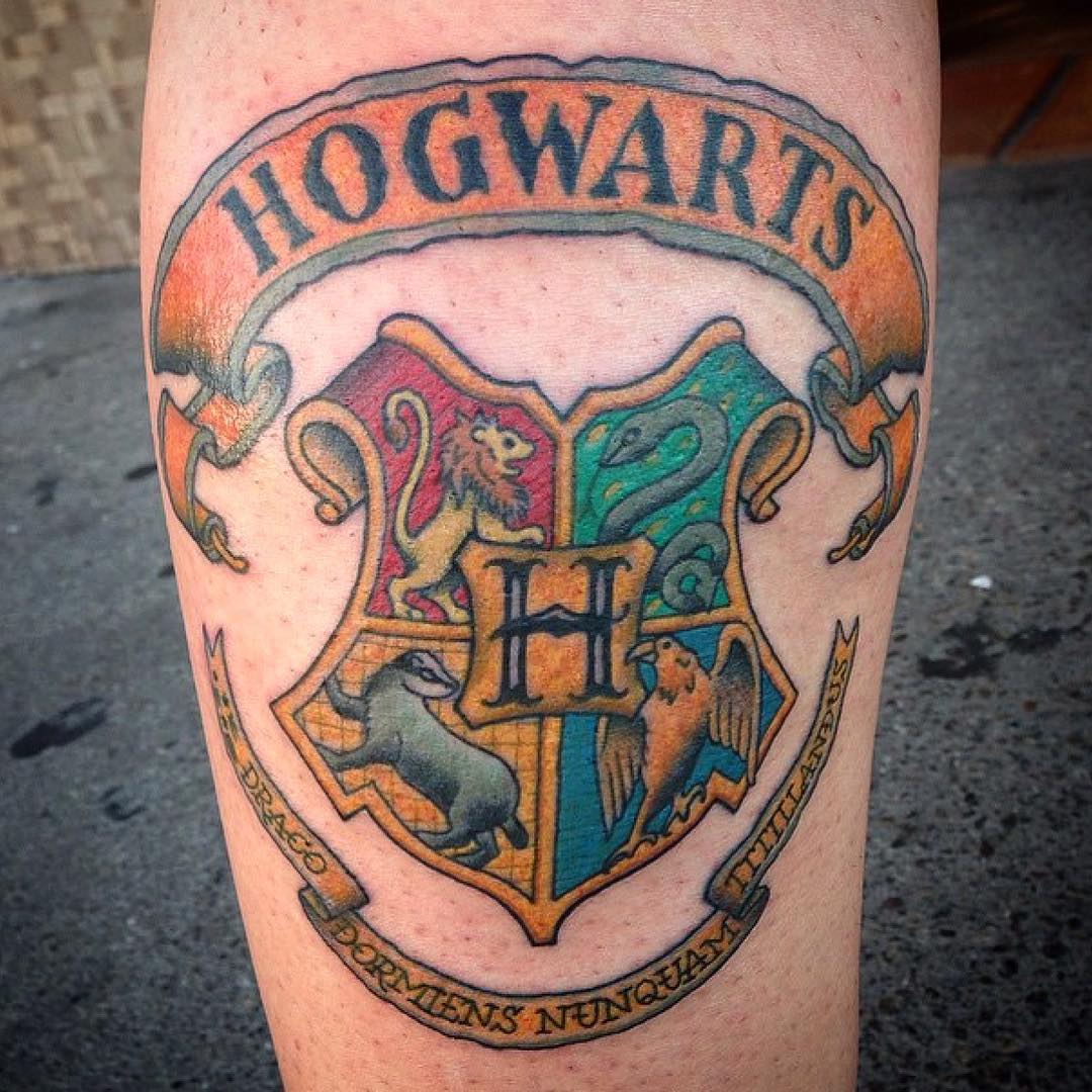 Фото татуировки герба Хогвартса с факультетами