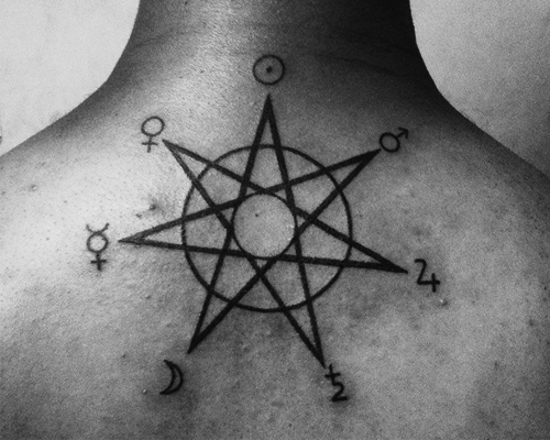 Фото татуировки септограммы с астрологической символикой