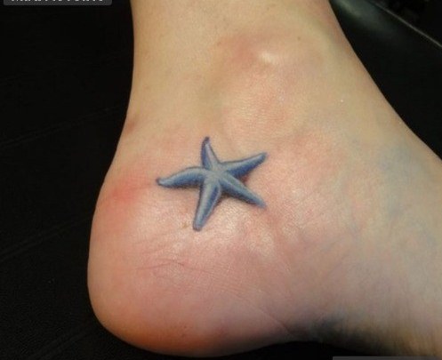Маленькая морская звезда на ноге