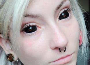 Татуировщица рассказывает, зачем она залила глазные яблоки чернилами
