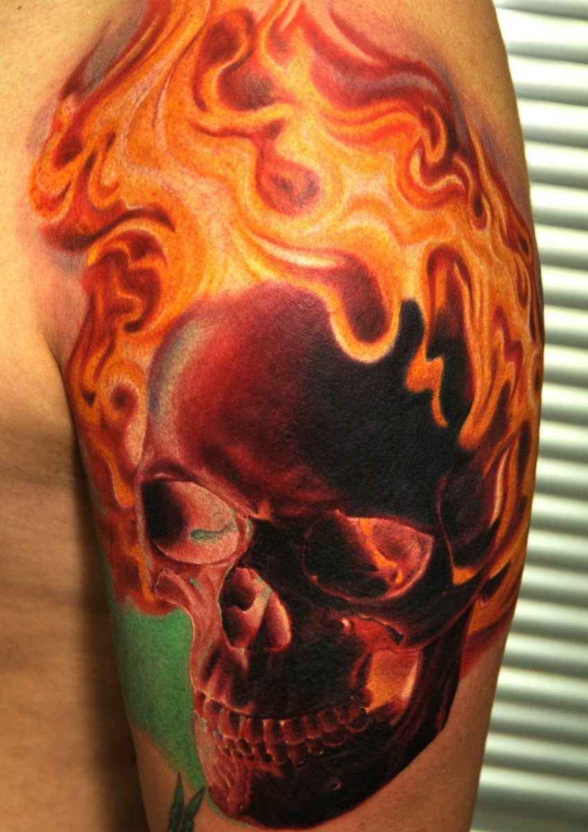 Огненный череп тату