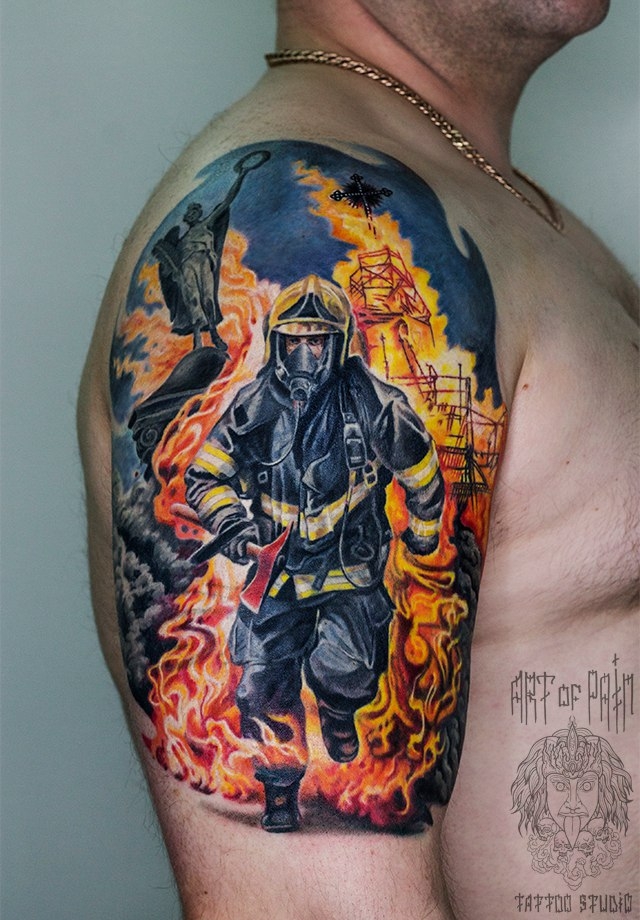 Мужская татуировка пожарного в огне