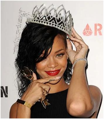 19 татуировок Рианны: фото и значение | Rihanna hand tattoo, Women, Rihanna tattoo