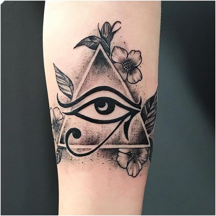 Уаджет – глаз Гора в татуировке