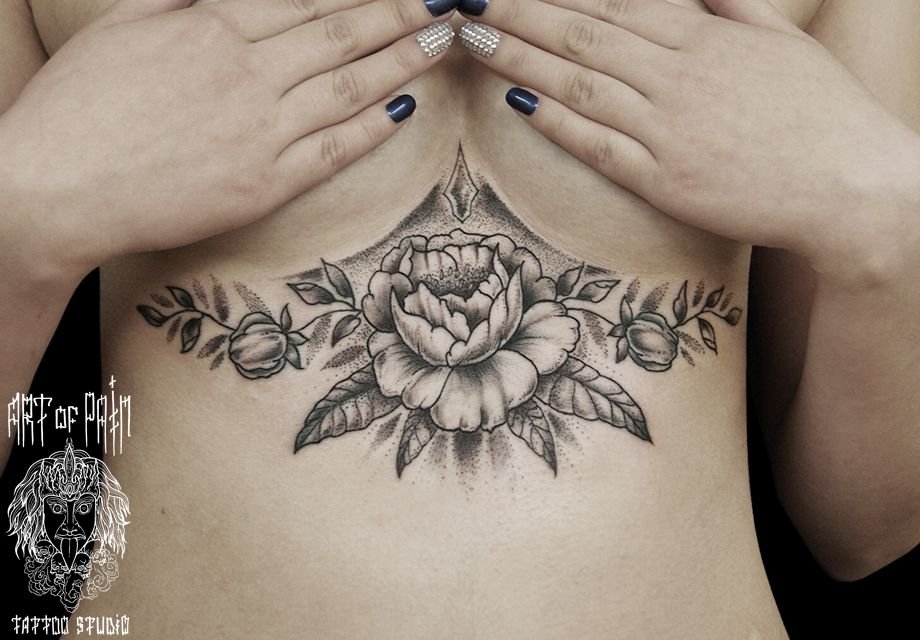 Татуировка женская графика на груди роза.