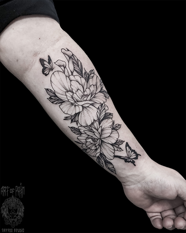 Минимальный дизайн татуировки черная бабочка