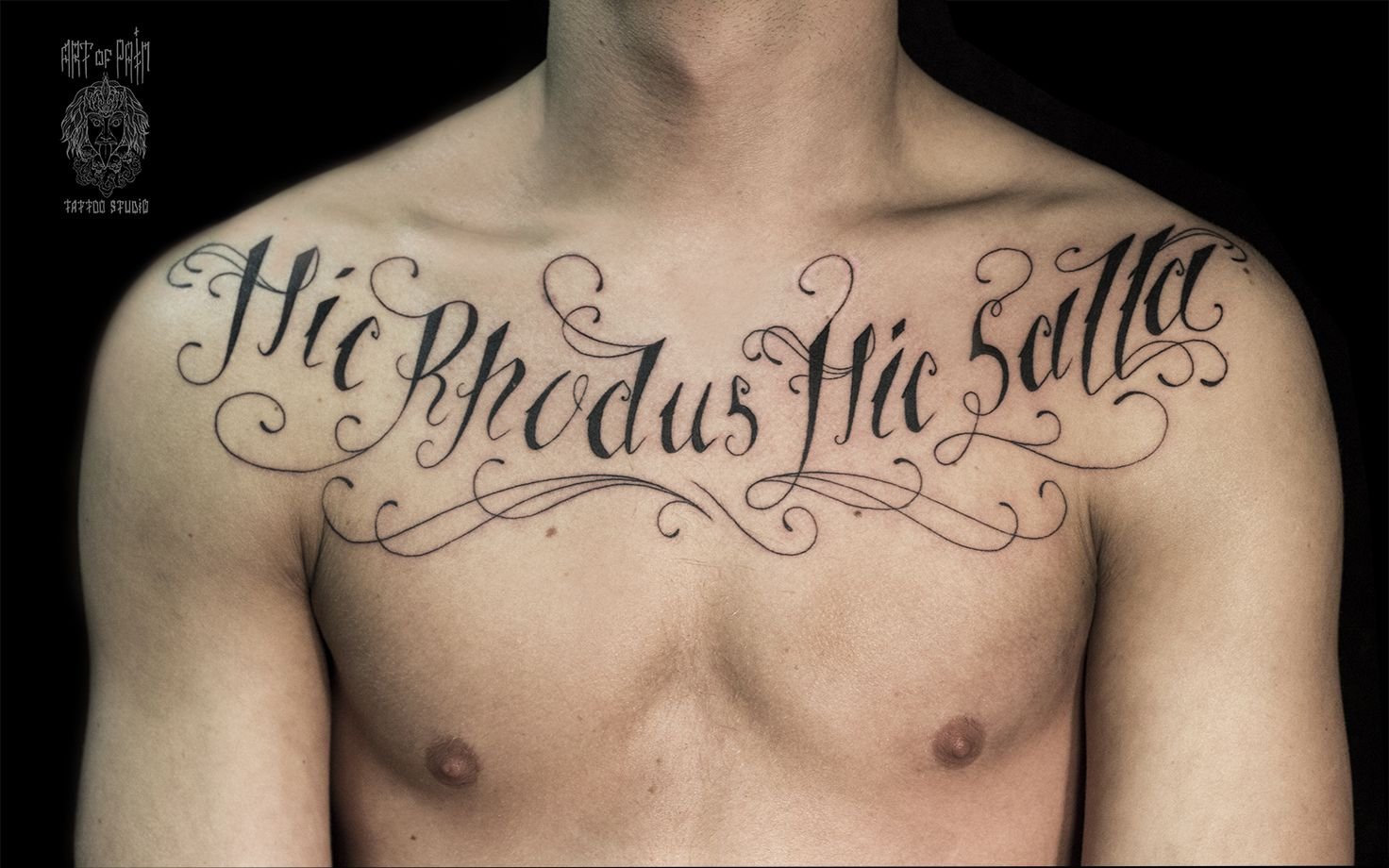 татуировки для мужчин на грудь надписи фото 13