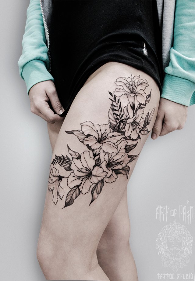 Фото тату лилии на бедре - Татуировки на ноге фото