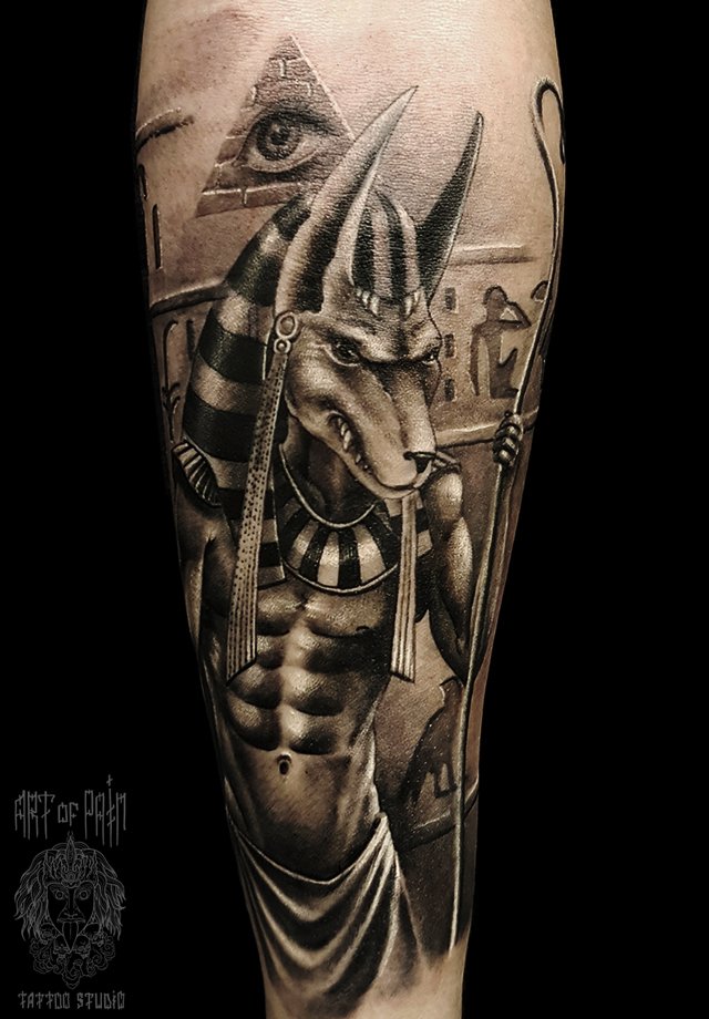 Макс Барских сделал огромную татуировку в виде египетского бога