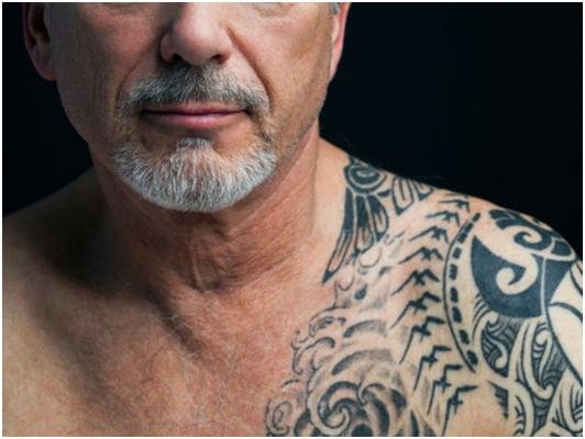 Что происходит с татуировками в старости