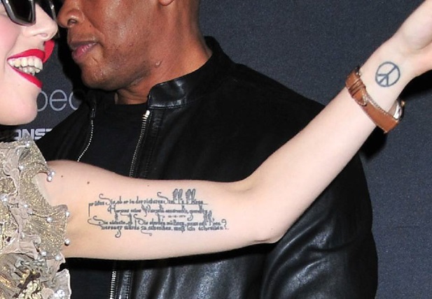 Татуировки Леди Гага на плече