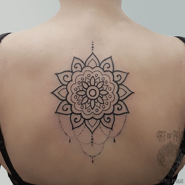 Татуировка женская орнаментал на спине мандала.