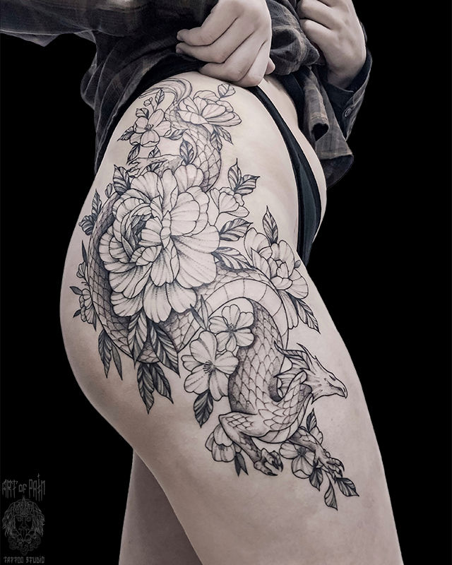 Татуировка женская графика на бедре дракон и пионы - мастер Мария Котова 6287