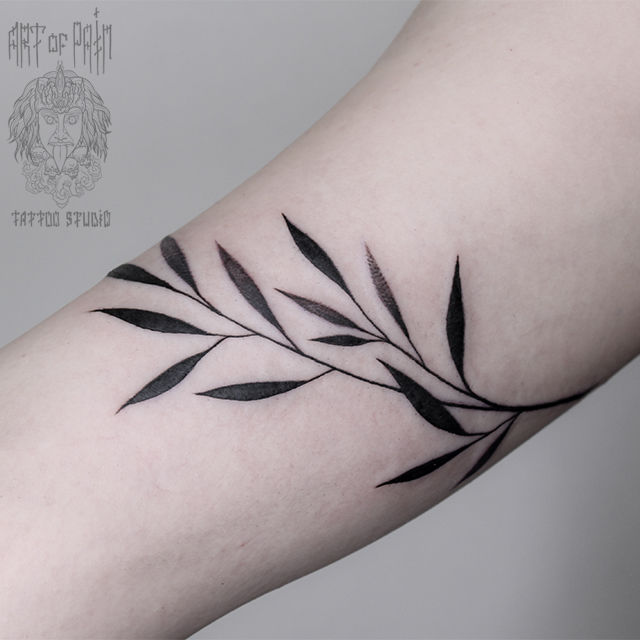 Татуировка женская графика на плече веточка минимализм 2677 | Art of Pain