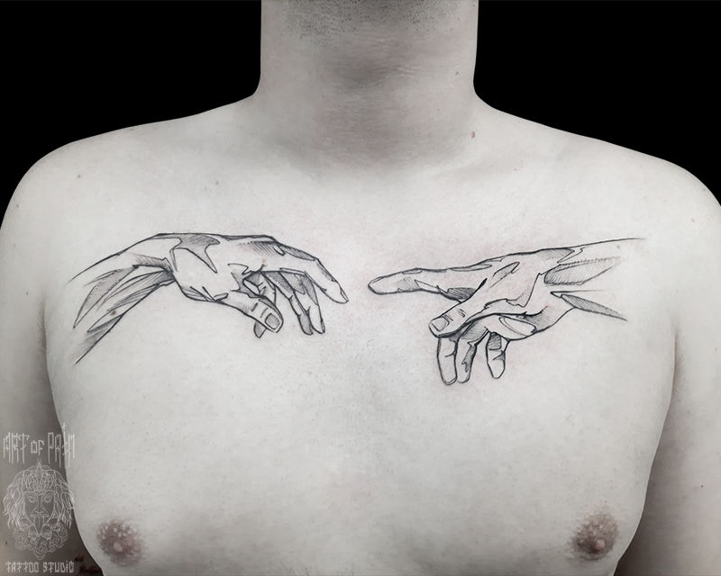 Мужские руки с татуировками на них