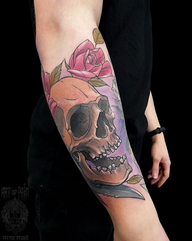 Татуировка мужская нью-скул на предплечье череп и розы 4962 | Art of Pain