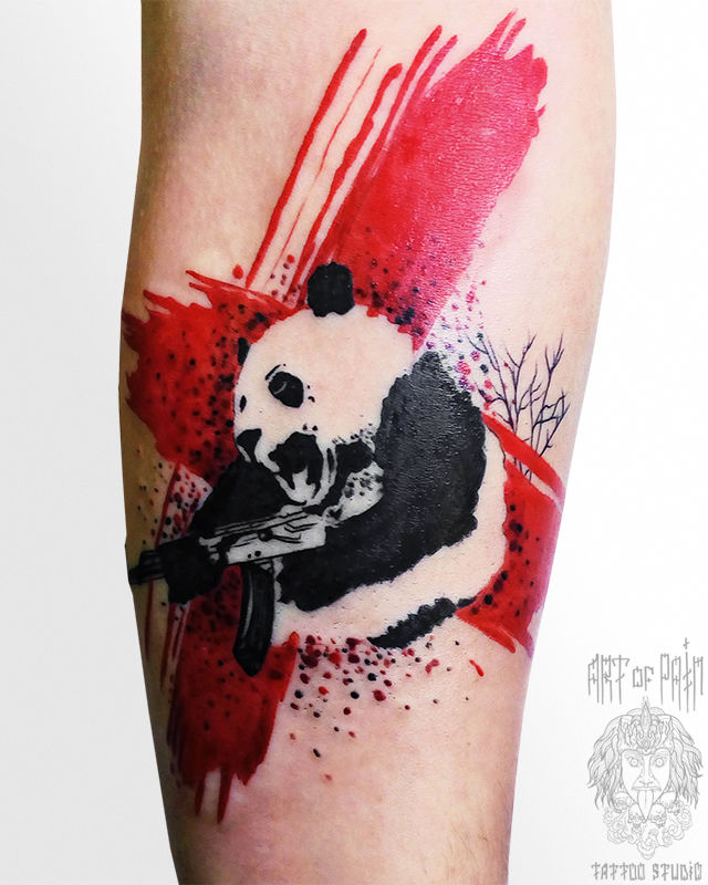 Татуировка мужская треш полька на предплечье панда.