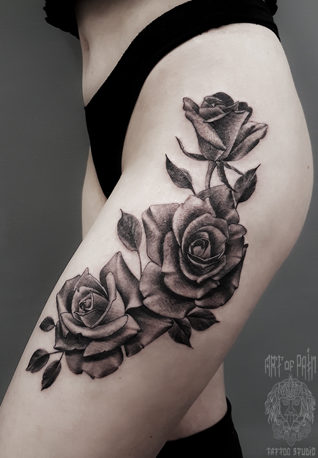 Татуировка женская black&grey на бедре розы – Мастер тату: 