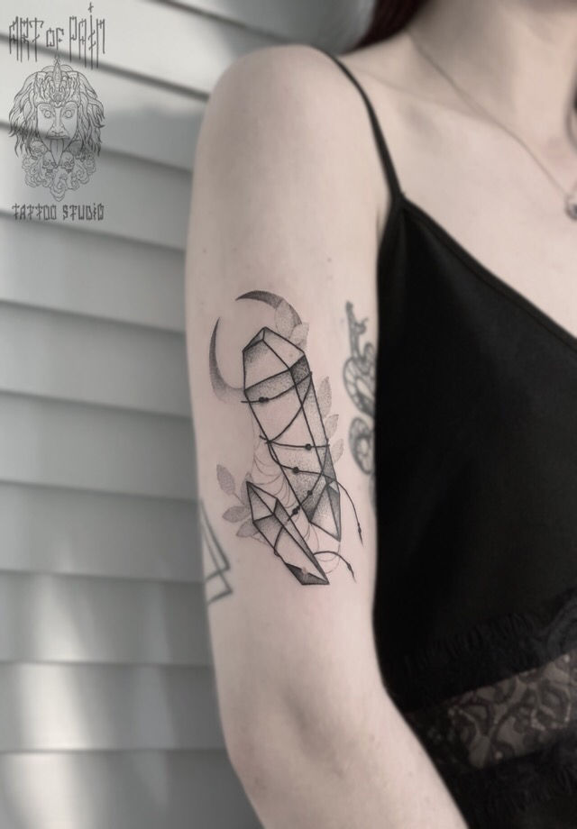 Татуировка женская графика на плече кристалл – Мастер тату: 