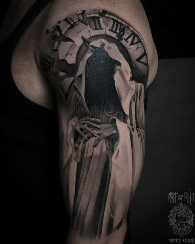 Татуировка мужская реализм на плече время – Мастер тату: Анастасия Юсупова