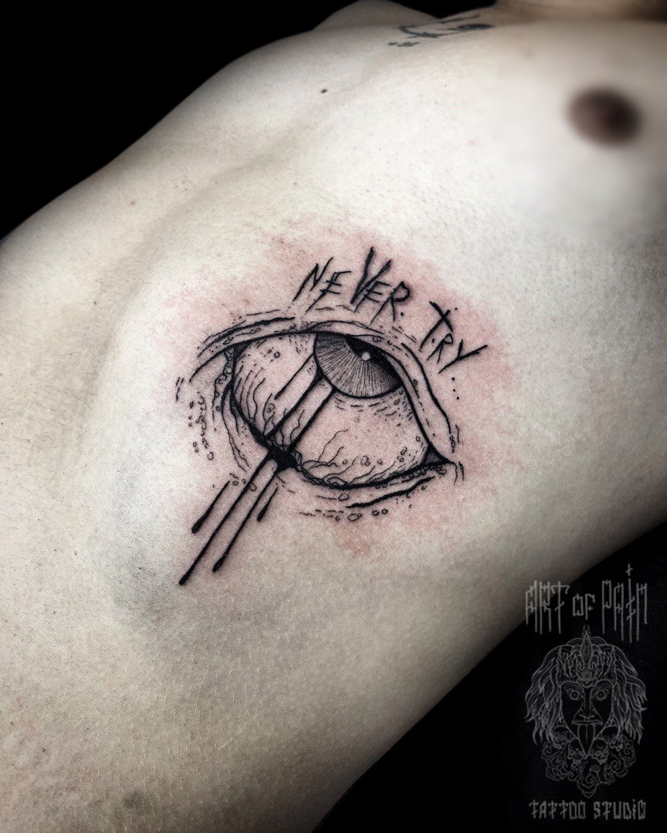 Татуировка мужская графика на боку глаз – Мастер тату: Кирилл Плотников