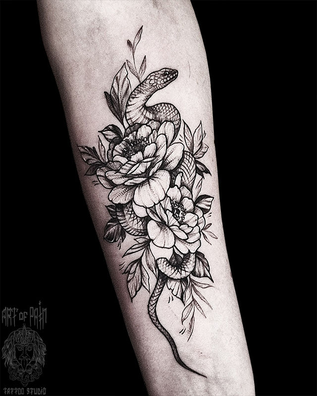 Татуировка женская графика на предплечье змея и цветы – Мастер тату: 