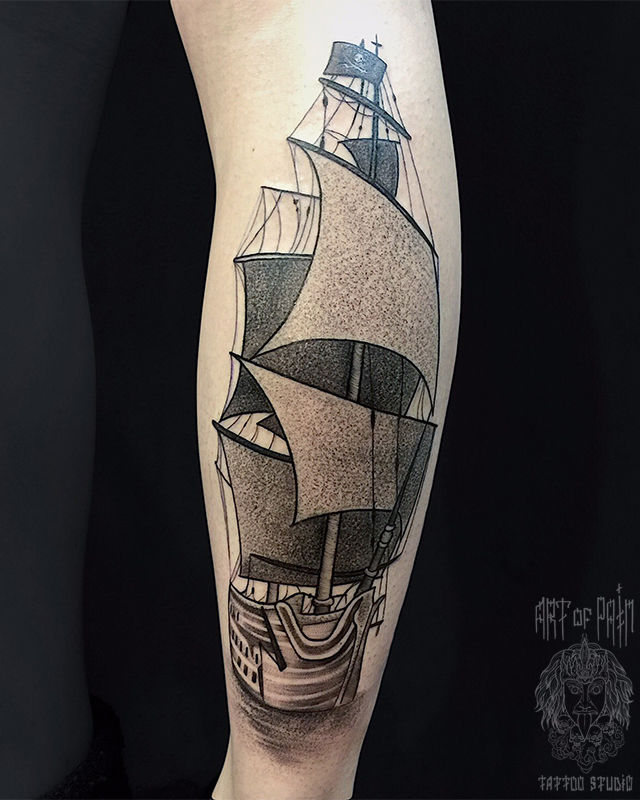 Татуировка мужская графика и дотворк на голени корабль – Мастер тату: Анастасия Юсупова