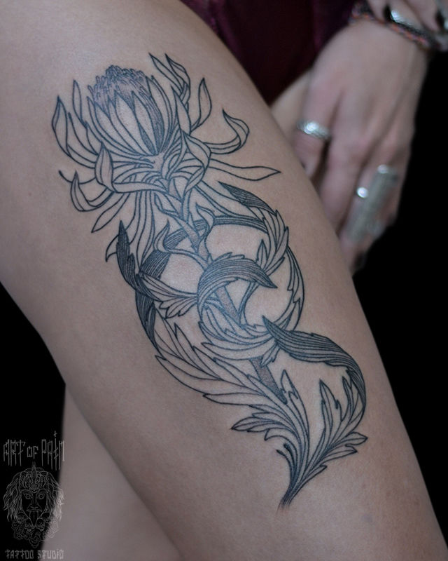 Татуировка женская графика на бедре цветок – Мастер тату: Надежда Полякова